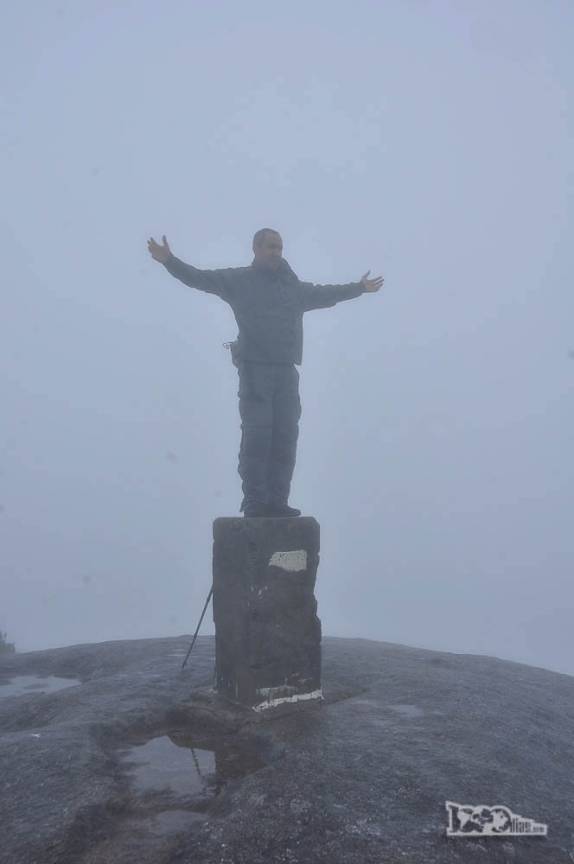 Em manhã nublada e chuvosa, no topo da Pedra do Sino, ponto culminante do Parque Nacional da Serra dos Órgãos, no Rio de Janeiro